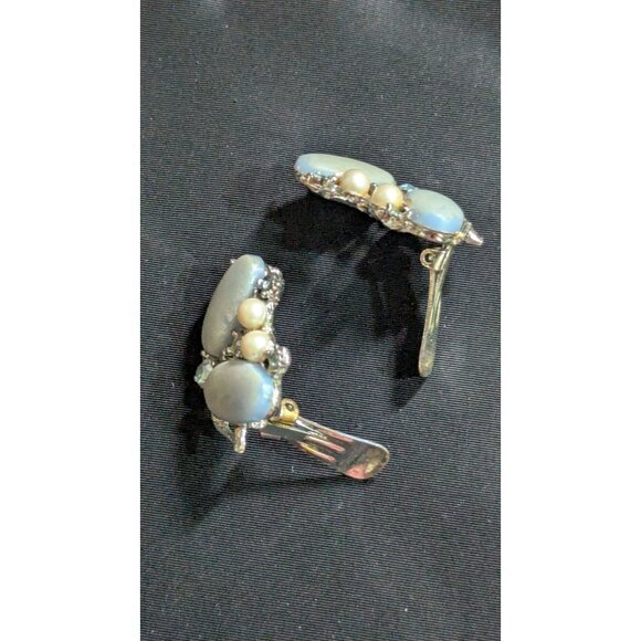Vintage Clip-On Earrings W/ Blue Oval Cabochons Faux Pearls & Rhinestones On Sil - Picture 4 of 9